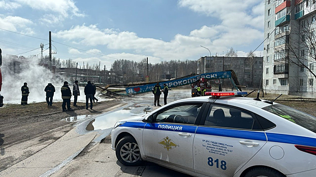 Трубопровод рухнул на спецмашину в кузбасском городе