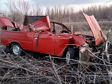 Водитель и пассажир старенького «Иж» чудом выжили в аварии с трактором под Волгоградом