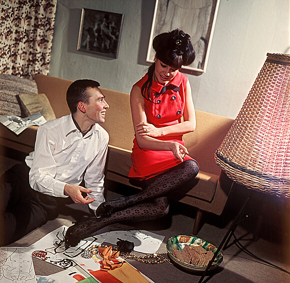 Художник-модельер Вячеслав Зайцев и манекенщица Регина Збарская обсуждают новые модели, 1966 год