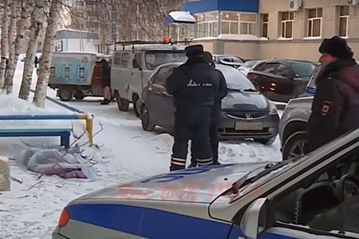 В Нижневартовске девушка сорвалась с крыши девятиэтажки (ВИДЕО)