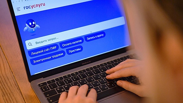 бабуля переводит через дорогу робота. робот переходит дорогу. роботы на улицах города. робот переходит дорогу. робот доставщик в москве.