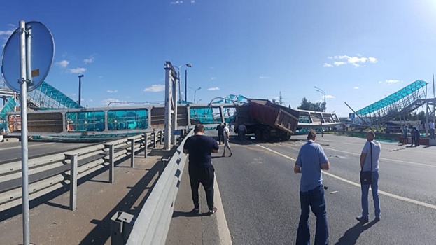 В Москве рухнул пешеходный мост