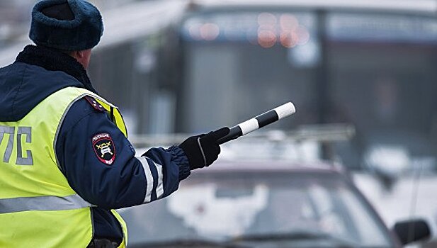 Водитель в Норильске зажал руки полицейского стеклом и протащил по дороге