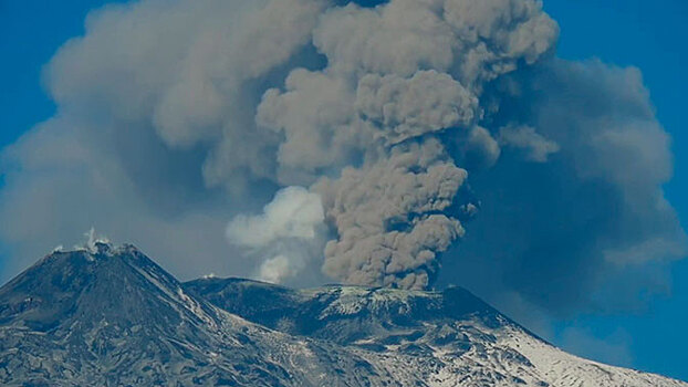Проснулся самый высокий действующий вулкан в Европе: видео