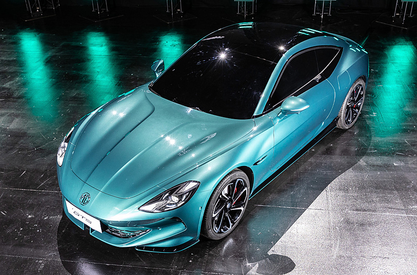 У начальной модификации родстера задний привод, 314 лошадиных сил и аккумулятор ёмкостью 64 киловатт-часа, у средней — 340 сил и батарея на 77 киловатт-часов. Топовая двухмоторная версия с 544 силами ускоряется до «сотни» за 3,2 секунды и набирает 200 километров в час.