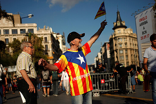 Полиция изымает урны для голосования на референдуме о Каталонии в Барселоне