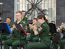 Военный оркестр ЦВО выступил с новой программой на "Летних вечерах духовой музыки" в Самаре