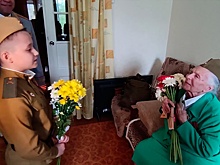 Песни, благодарности и медаль: в Екатеринбурге военные ЦВО поздравили с Днем Победы ветерана ВОВ