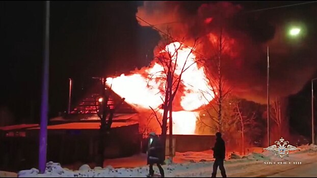 Сотрудники Госавтоинспекции спасли людей из загоревшегося дома