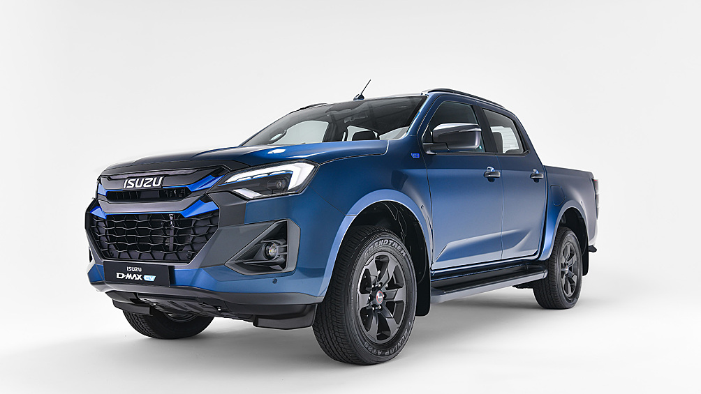 Сохранив узнаваемый облик версии с ДВС, новый вариант Isuzu D-Max с литерами EV получил два электромотора суммарной мощностью 188 л.с. и 325 Н·м крутящего момента. Батарея емкостью 66.9 кВт·ч, обеспечивает запас хода 263 км по стандарту WLTP.  Несмотря на электропривод, пикап сохранил вс ключивые рабочие характеристики: грузоподъемность свыше 1000 кг и возможность буксировки прицепа до 3.5 тонн. А вот цена (от $80 800) стала сюрпризом, так как более чем вдвое превышает стоимость базовой дизельной версии.