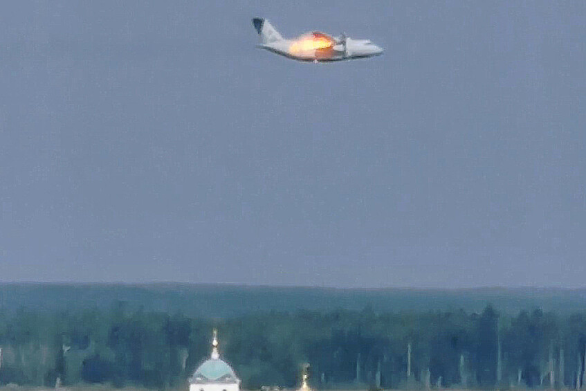 Военно-транспортный самолет Ил-112В с горящим правым двигателем во время катастрофы в ходе тренировочного полета в районе аэродрома «Кубинка», 17 августа 2021 года