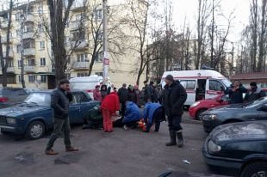Очевидцы: на левом берегу Воронежа в такси умер наркоман