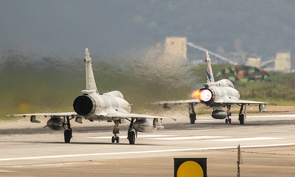 Многоцелевые истребители ВВС Тайваня Dassault Mirage 2000 перед вылетом