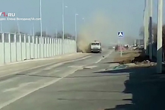 Жителей Гумрака закидали камнями во время уборки шоссе Авиаторов