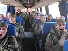 Минобороны России опубликовало кадры возвращения 175 бойцов ВС РФ из плена