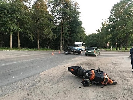 Под Калининградом мотоциклист без прав пострадал при столкновении со встречным Volkswagen