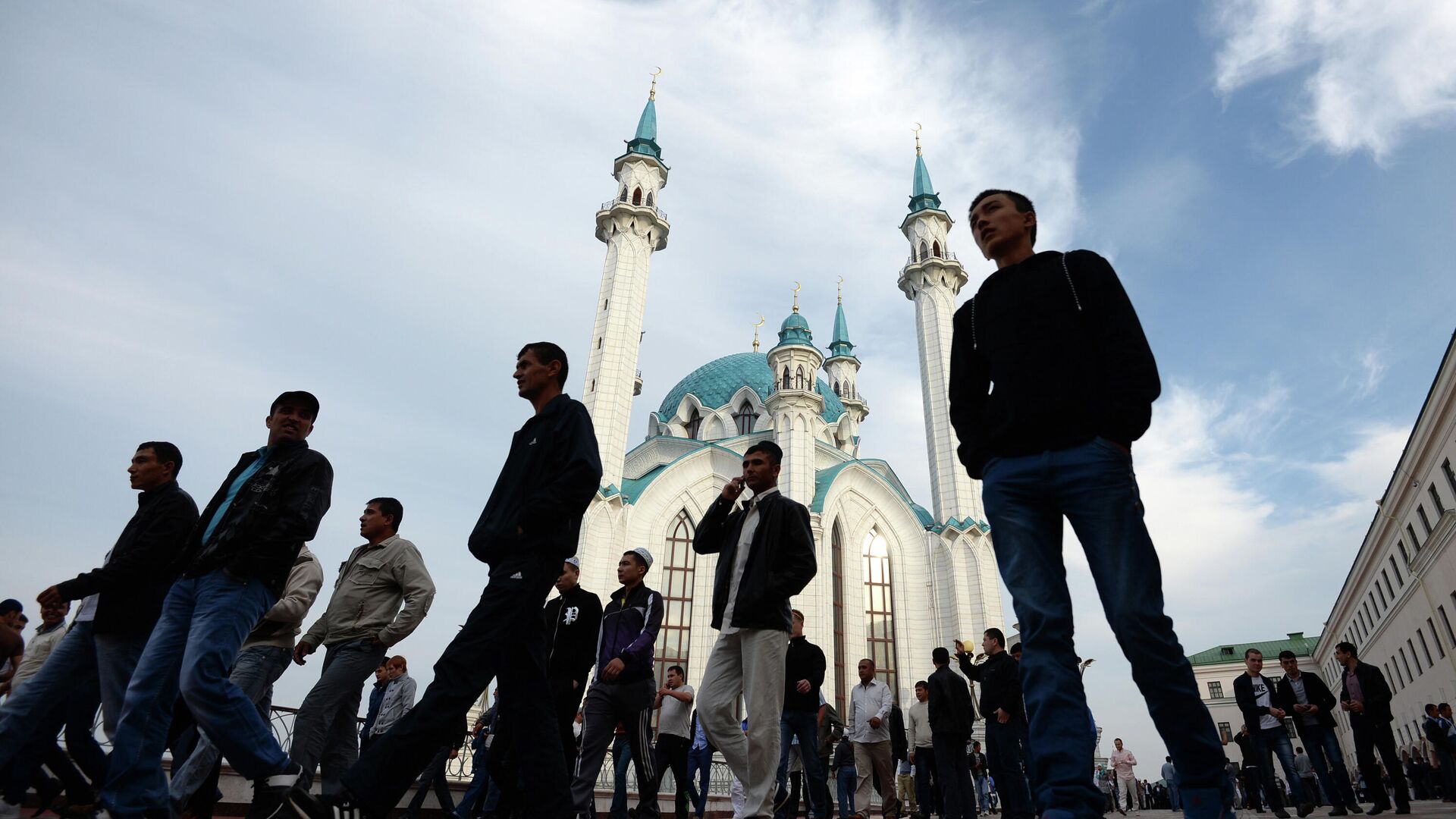 Идущие по улицам Москвы толпы в Ураза-байрам попали на видео