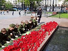 Ученики из школы 1409 в САО приняли участие в возложении цветов к Могиле Неизвестного солдата