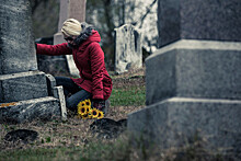 Британка 43 года посещала могилу не своего отца