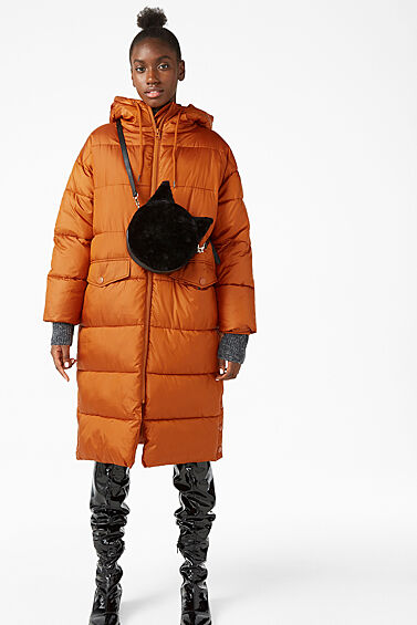 MONKI, 6100 руб. Яркое дутое пальто свободного кроя с капюшоном и высоким воротником защитит вас даже в самые холодные зимние дни.