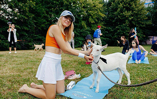 Йога с козочками вызвала огромный интерес у москвичей