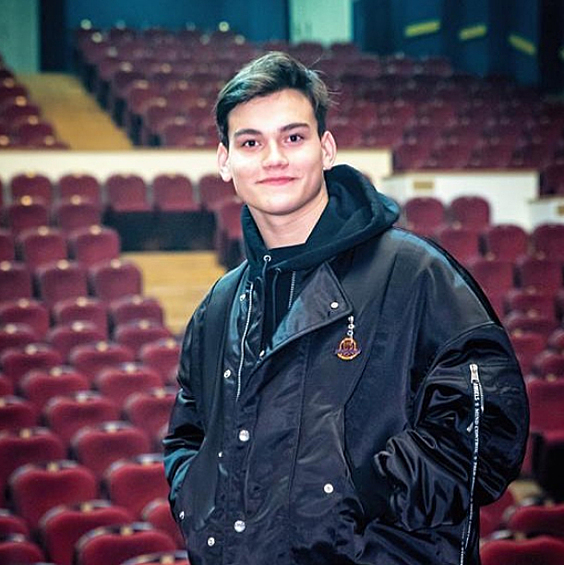 Александр Круг учится в театральный институт имени Бориса Щукина и дает собственные концерты.