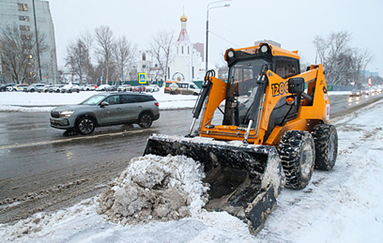Как Москва переживает мощный снегопад