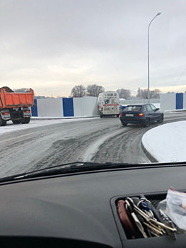 На острове Октябрьском две иномарки протаранили забор, поскользнувшись на льду