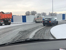 На острове Октябрьском две иномарки протаранили забор, поскользнувшись на льду