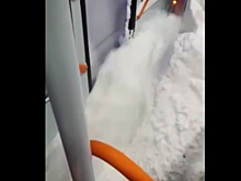 Двери трамвая не смогли закрыться из-за заваленных снегом остановок