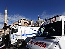 В Турции две женщины напали на полицейский участок и убили офицера