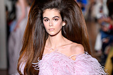 Кайя Гребер сразила гостей показа Valentino в пышном розовом платье из перьев