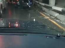 Во Владивостоке автомобиль провалился в открытую ливнёвку