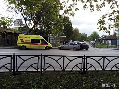 На Юго-Западе при столкновении двух автомобилей пострадала девушка