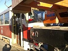 Трамвай врезался в автокран в Ульяновске