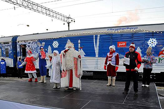 Жители Оренбурга встретили поезд Деда Мороза
