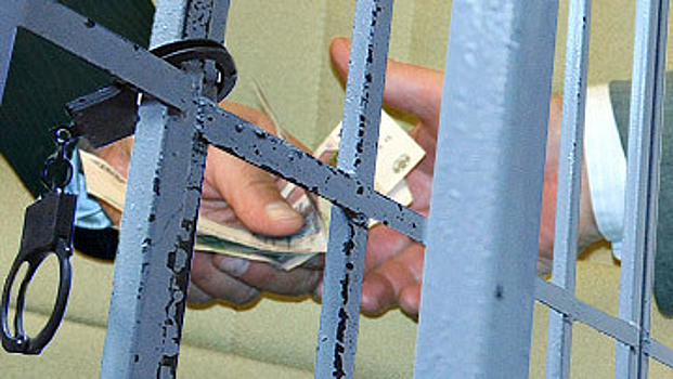 Начальника отдела омского УМВД приговорили к семи годам колонии за взятку в 28 млн рублей