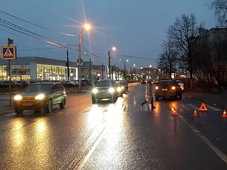 В Твери иномарка на "зебре" сбила девушку