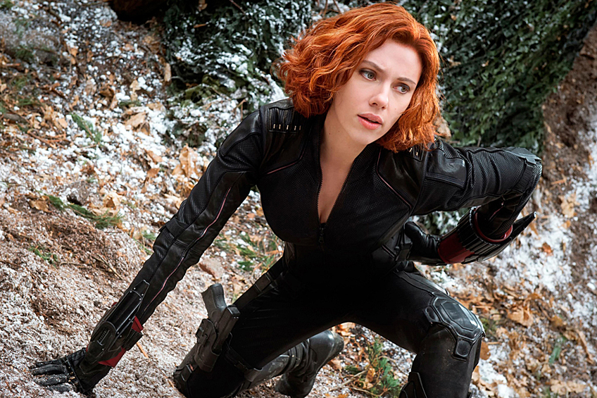 Супергеройские персонажи удаются Скарлетт особенно эффектно. В фильме «Мстители: Эра Альтрона» она предстает в роли "Черной вдовы", но с огненно рыжими волосами.