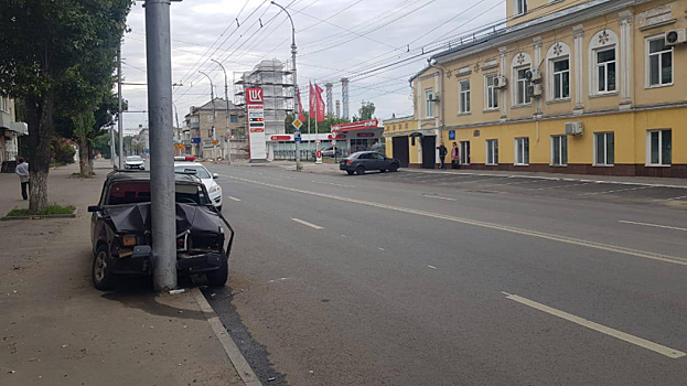 На Чернышевского «семерка» врезалась в столб. Пострадали два человека