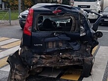 На зебре грузовик протаранил две машины