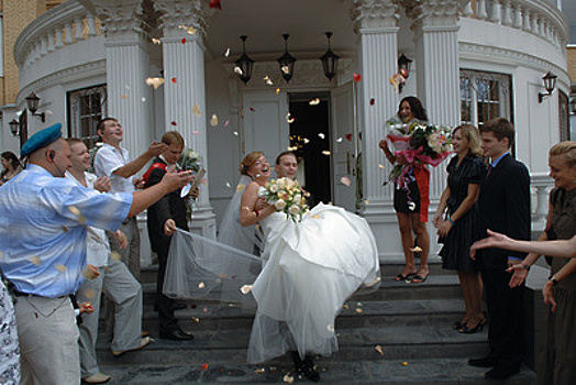 Около 1,2 тыс пар поженятся в Подмосковье в преддверии Дня семьи, любви и верности