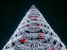 Омские улицы украсят к Новому году баннерами и флагами в цветах фуксии