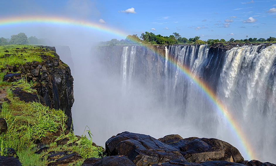 Водопад Виктория – жемчужина Южной Африки. Расположен на границе Замбии и Зимбабве на реке Замбези. Виктория – единственный водопад в мире, одновременно имеющий более 100 метров в высоту и более километра в ширину