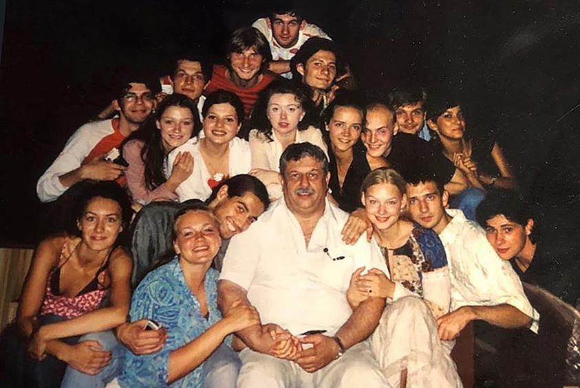 На фото — выпускники Борисова в «Щуке», где спустя десятилетия он заведовал кафедрой режиссуры.  