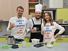 В гостях у FoodTime Андрей Кнаус: как приготовить клубнично-банановый смузи и где прячутся красавцы-серфингисты