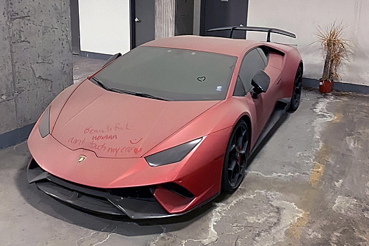 Посмотрите на запылившийся Lamborghini Huracan, который бросили на парковке