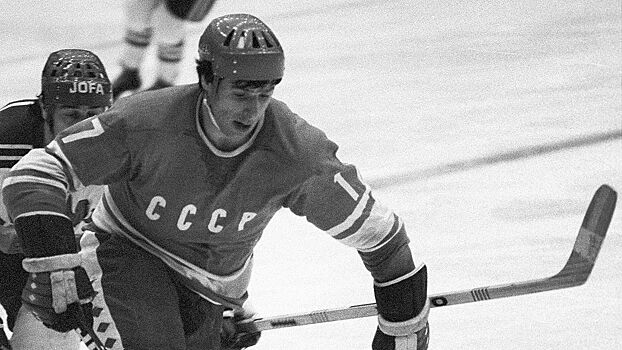 Великолепный гол советского хоккеиста Харламова. Он перевернул матч с Канадой на ЧМ, красиво забив под перекладину