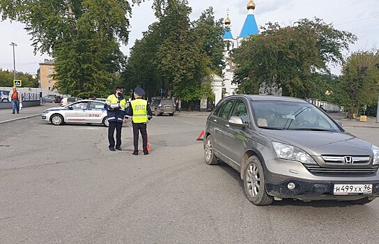 В Екатеринбурге Honda сбила школьника на самокате