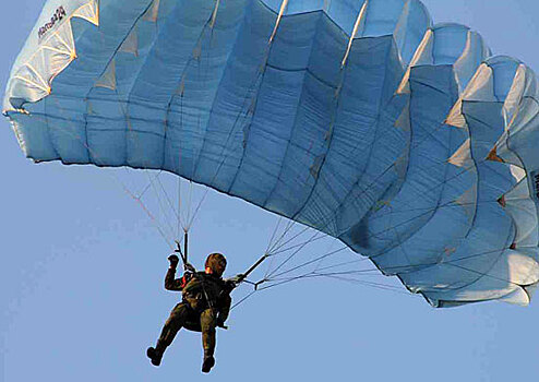 Новобранцы спецназа ЮВО в Ростовской области совершили первые прыжки на парашютных системах «Арбалет-2»